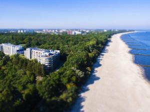 una vista aerea sulla costa di una spiaggia di VacationClub - Diune Resort Apartment B110 a Kołobrzeg