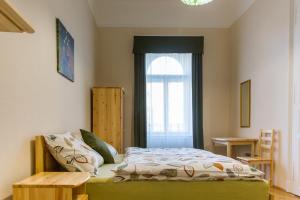 1 dormitorio con cama y ventana en East Private Rooms, en Budapest