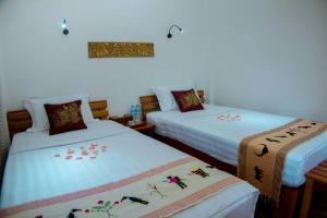 Postelja oz. postelje v sobi nastanitve Mingalarpar Ngapali Guest House