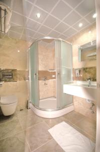 y baño con ducha, lavabo y aseo. en Kent Hotel en Samsun