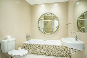 Bathroom sa El Dorado 65 Luxury Self Catering