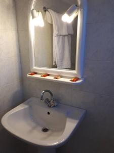 Een badkamer bij Akti Rooms