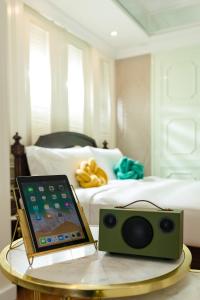 Uma cama ou camas num quarto em Tung Nam Lou Art Hotel