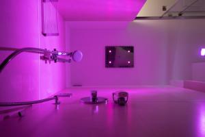 a purple room with a shower and a microphone at Best Western Plus Hotel De Capuleti in Verona