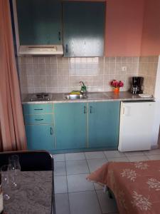 Kuchyňa alebo kuchynka v ubytovaní Akti Rooms