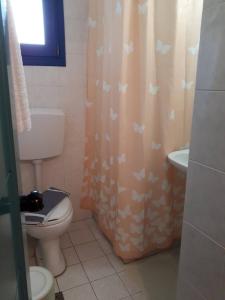 Kylpyhuone majoituspaikassa Akti Rooms
