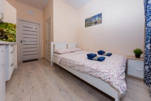 ポドリスクにあるApartment Provenceのベッドルーム1室(青い枕のベッド1台付)