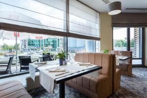 A restaurant or other place to eat at Qubus Hotel Kielce