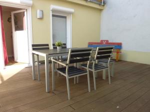 una mesa de comedor y sillas en una habitación en City Apartment Jena en Jena