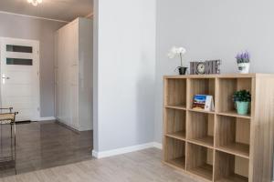 Pokój z drewnianymi półkami i korytarzem w obiekcie Luxury Apartment Bursztynowa w Gdańsku
