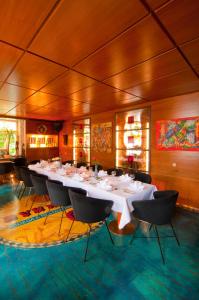 Hotel Bären Trossingen في تروسينغن: غرفة طعام كبيرة مع طاولة وكراسي طويلة