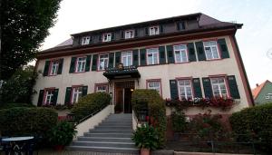 een gebouw met een trap ervoor bij Hotel Bären Trossingen in Trossingen