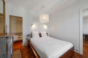 Uma cama ou camas num quarto em Amazing apartment for 5 in Oberkampf