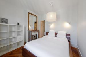 Uma cama ou camas num quarto em Amazing apartment for 5 in Oberkampf