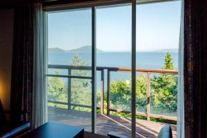 Habitación con ventana grande con vistas al océano. en Irou, en Tonosho