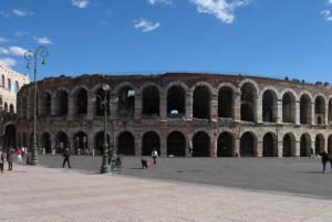a large amphitheater with people walking around it at Brà Guest House in Verona +18 photos