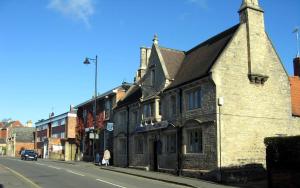 un vieux bâtiment en briques situé sur le côté d'une rue dans l'établissement Marquis of Granby, à Sleaford