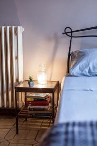 A bed or beds in a room at Piazza Bologna