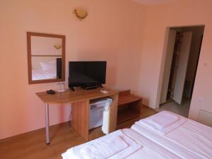 TV a/nebo společenská místnost v ubytování Family Hotel Dayana Beach