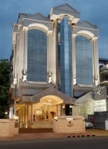 un gran edificio con un gran en The Elanza Hotel, Bangalore, en Bangalore