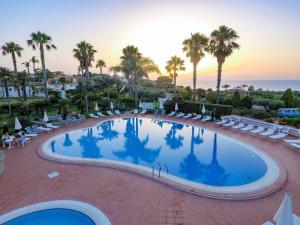 Bazén v ubytování Hotel Residence Costa Azzurra nebo v jeho okolí