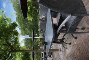 une vue sur une structure métallique avec des arbres dans l'établissement Fletcher Hotel-Restaurant De Kempen, à Reusel