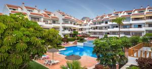 eine Luftaufnahme eines Hotels mit Swimmingpool in der Unterkunft Apartamentos HG Cristian Sur in Los Cristianos