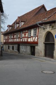 een rood-wit gebouw met een bruin dak bij Hotel Hahnmühle 1323 in Coburg