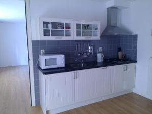 Kuchyň nebo kuchyňský kout v ubytování Bed & Breakfast Uiterburen