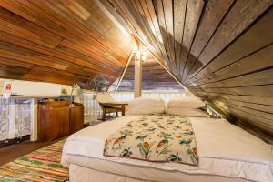 Una cama grande en una habitación con techo de madera. en Classic Malay House in KL City Centre, en Kuala Lumpur