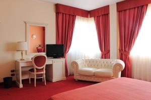 TV a/nebo společenská místnost v ubytování Semiramide Palace Hotel