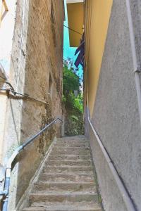un callejón con escaleras que conduce a un edificio en Mare amore @ Riomaggiore, en Riomaggiore