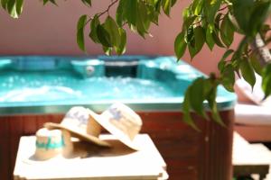 - un bain à remous avec deux sandales sur une table dans l'établissement Riad El Grably, à Marrakech