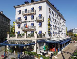 um edifício branco com um cartaz em Hotel Montbrillant em Genebra