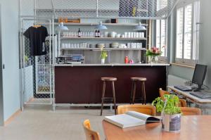 un bureau avec une table, des chaises et un bar dans l'établissement Depot 195 - Hostel Winterthur, à Winterthour