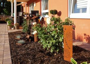 een tuin voor een huis met planten bij Ferienwohnung Im Paradies in Momlingen