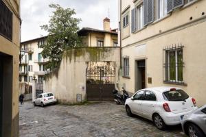 een groep auto's geparkeerd voor gebouwen bij Secret Suite: a dream came true in Florence in Florence