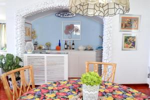 uma sala de jantar com uma mesa e uma cozinha em Casa do Mar em São Roque