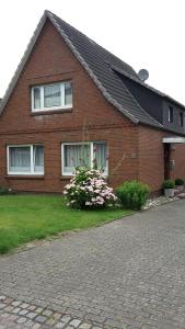 a brick house with a brick driveway in front of it at westerwarft-10 in Büsum