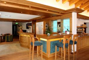 una grande cucina con bar con sedili blu di Mountain Paradise a Zermatt