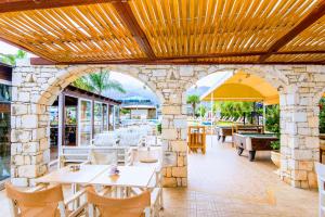 un patio extérieur avec des tables et des chaises dans l'établissement Yiannis Manos Hotel Resort, à Mália