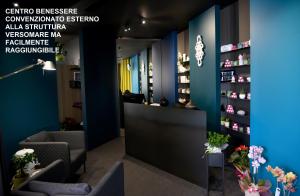a salon with a blue wall with a display of products at Versomare in Polignano a Mare