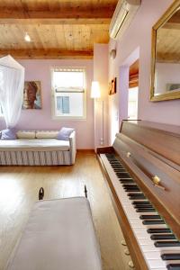 una stanza con un pianoforte e un letto in esso di Fenix Otello Apartments a Venezia