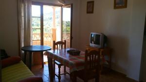 Televízia a/alebo spoločenská miestnosť v ubytovaní Apartamentos Las Colinas