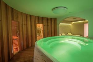 eine große grüne Badewanne in einem Zimmer in der Unterkunft Villa Nena in Kranjska Gora