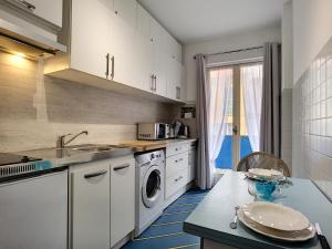 kuchnia ze zlewem i pralką w obiekcie Nestor&Jeeves - NEVADA SUITE - Central - Close sea w Nicei