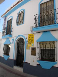 un edificio bianco e blu con due balconi di La Luna a Marbella