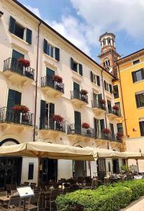 ヴェローナにあるResidenza Navona Veronaの建物の前にテーブルと傘
