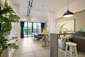 un salon avec un canapé et une table dans l'établissement Sanya Sanya Bay·Sanya Bay Tourist Area· Locals Apartment 00164300, à Sanya