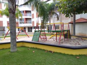 un parque con parque infantil con tobogán en V. Gaivota 1 quarto, en Florianópolis